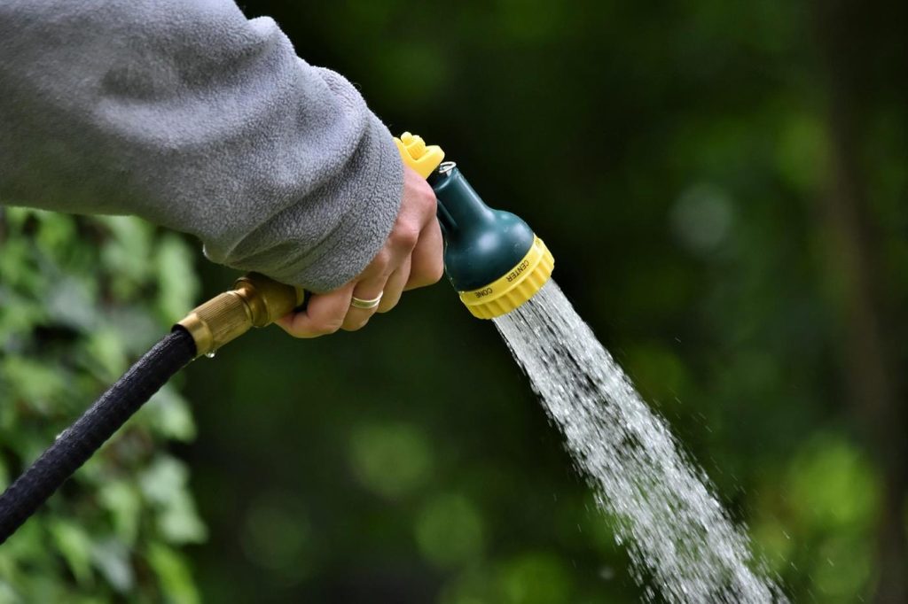Concevoir une irrigation par gravité pour potager rural