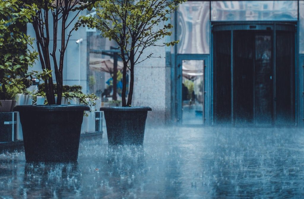Récupération d'eau de pluie sur balcon : installation simple