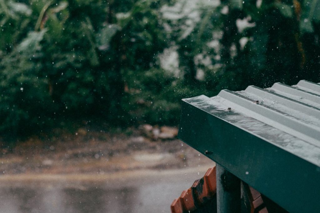 Récupérer l'eau de pluie chez soi : solutions et règles