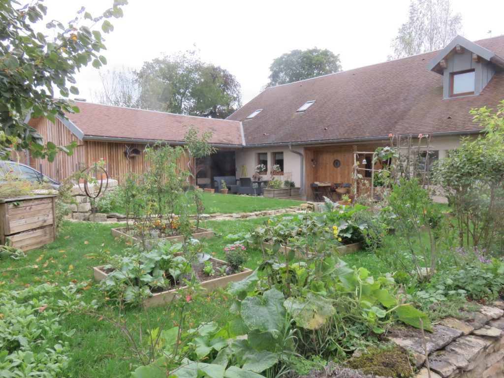 Repérer ses carrés de potager avec une plaque qui tient vraiment dehors
