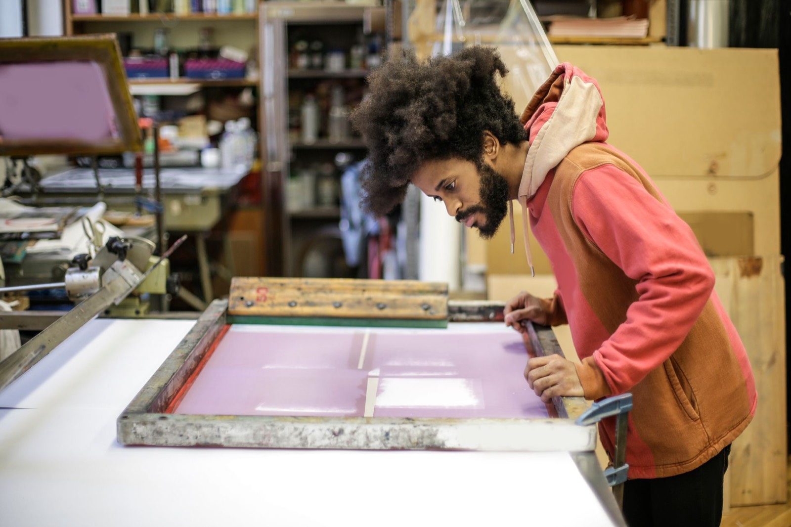 Presse à chaud utilisée en atelier pour transférer une image par sublimation sur une plaque en aluminium