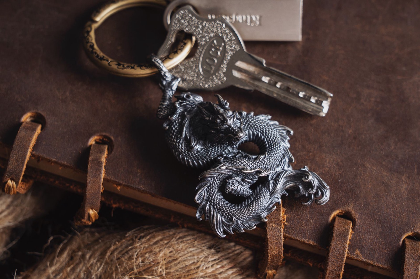 Porte-clés en métal gravé, présenté comme cadeau personnalisé