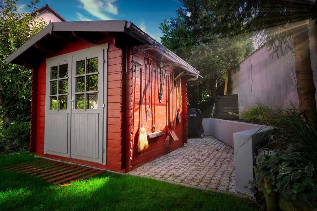 Abri de jardin aménagé : quelle porte intérieure résiste à l&rsquo;humidité