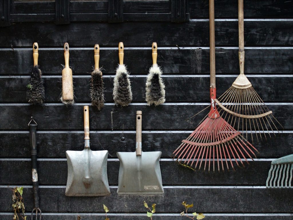 Armoire à portes battantes : bien ranger son matériel de jardin