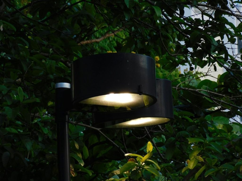 Borne éclairage extérieur design : bien baliser les allées du potager