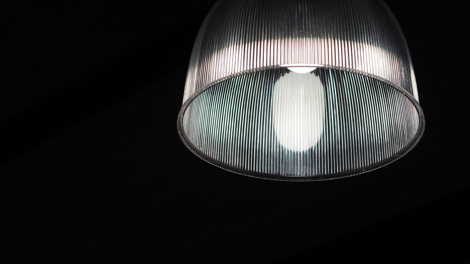 Borne solaire design pour allée de jardin, vue rapprochée