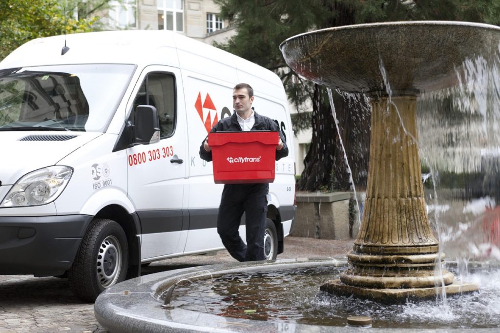 Plaque personnalisée camion ventouse : fixer sans percer