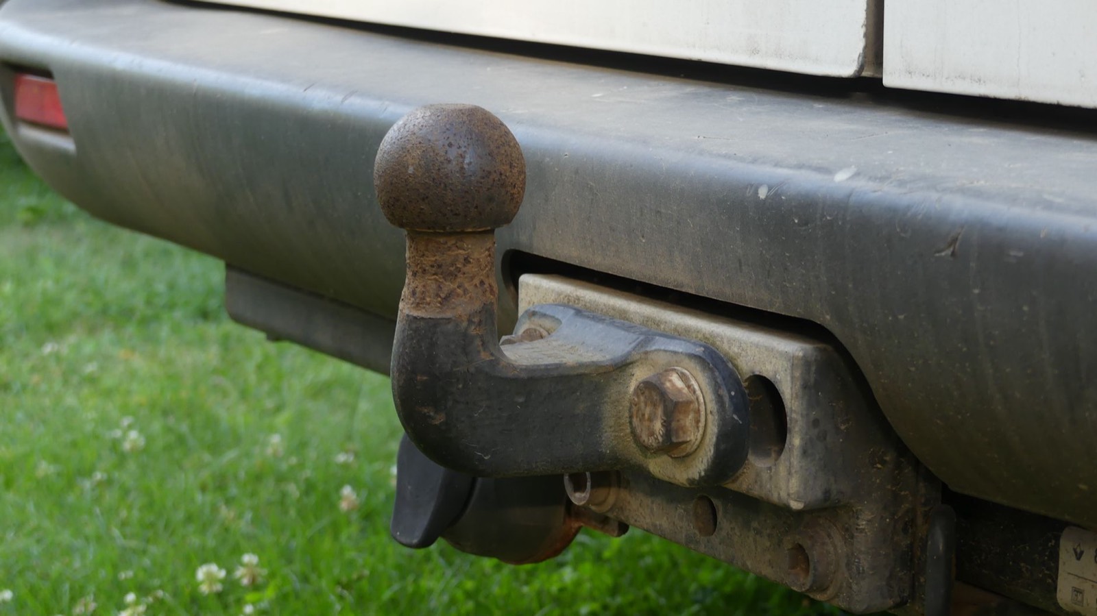 Inspection de la roue et de l'attelage d'une remorque utilitaire d'occasion