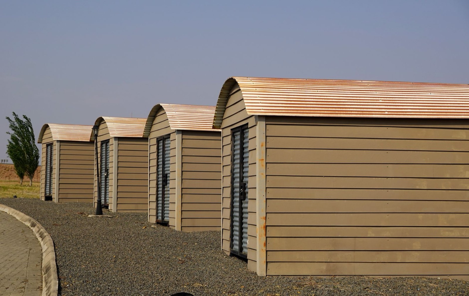 Module de stockage modulaire installé dans un jardin